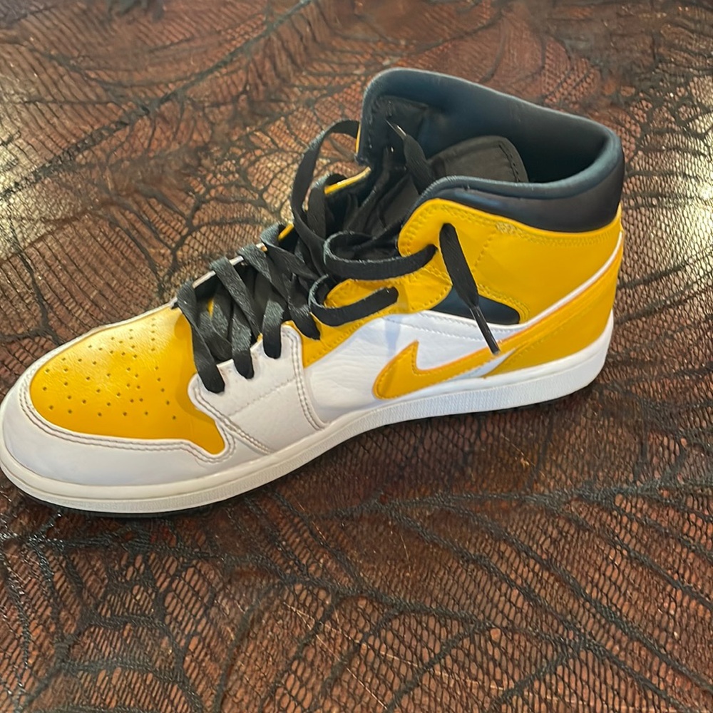 Air Jordan 1 Mid 9.5